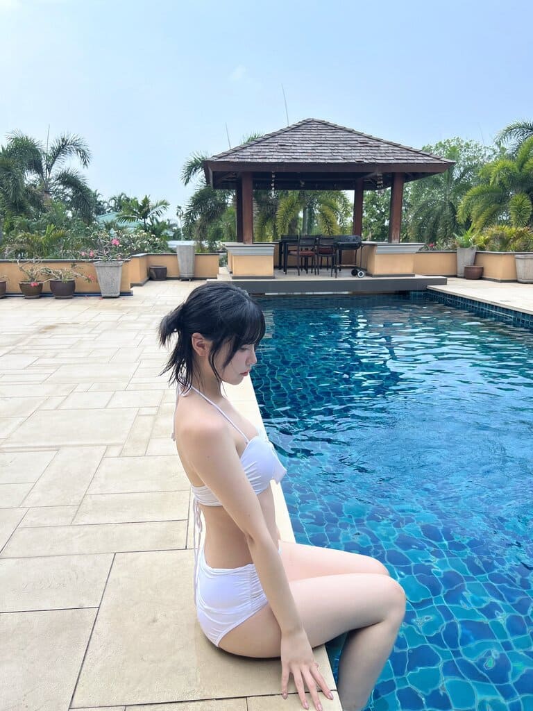 Liyuuの遂に全裸ヌード解禁の2nd写真集『ヒトミ』の画像6